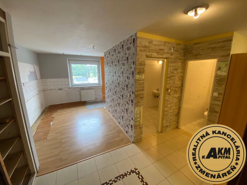 3 izbový byt na predaj,  80 m2, Zvolen - Podborová - Obývacia časť a kuchynský kút v 3-izbovom byte s dlažbou a laminátovou podlahou.