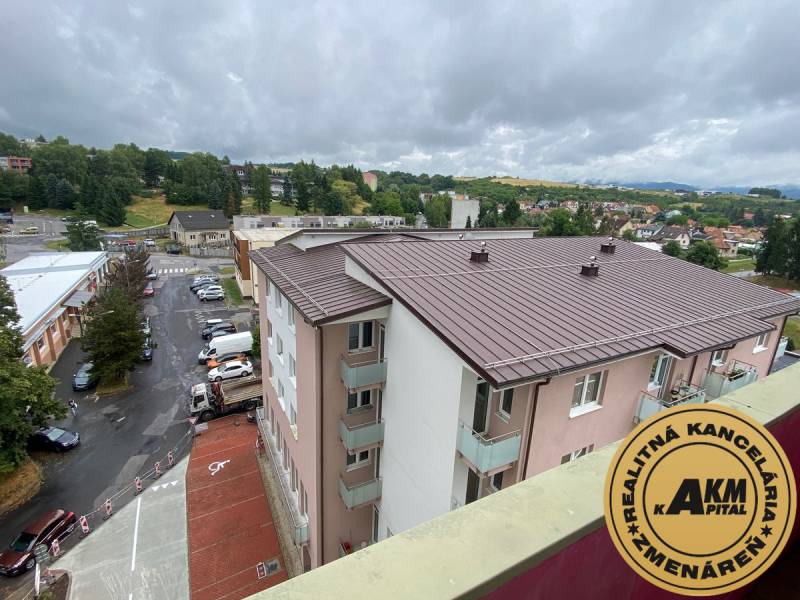 3 izbový byt na predaj,  80 m2, Zvolen - Podborová - Bytový dom vo Zvolene, výhľad z 3-izbového bytu na zelené okolie a strechy.