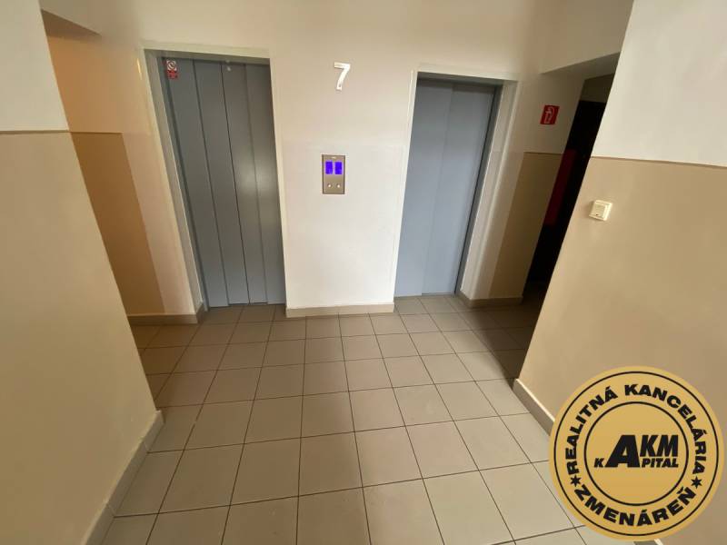 3 izbový byt na predaj,  80 m2, Zvolen - Podborová - Chodba s dvomi výťahmi, dlažba a svetlé steny v 3-izbovom byte.