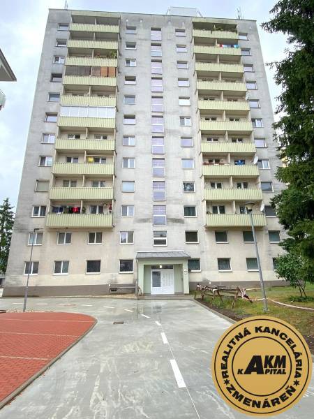 3 izbový byt na predaj,  80 m2, Zvolen - Podborová - Bytový dom v meste Zvolen ponúkajúci 3-izbové byty s balkónmi.