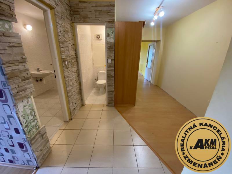 3 izbový byt na predaj,  80 m2, Zvolen - Podborová - Chodba v 3-izbovom byte s kúpeľňou a toaletou, obklady so vzorom kameňa.