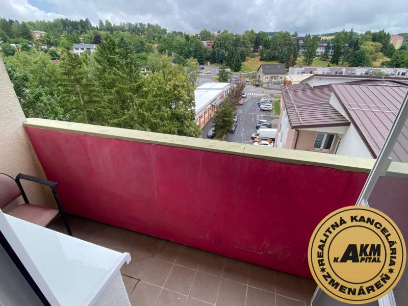 3 izbový byt na predaj,  80 m2, Zvolen - Podborová - Výhľad z balkóna 3-izbového bytu v meste Zvolen s okolitou zeleňou a parkoviskom.