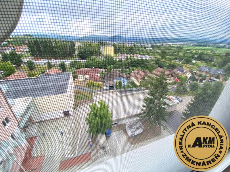 3 izbový byt na predaj,  80 m2, Zvolen - Podborová - Výhľad zo 7. poschodia v Zvolene, ukazujúci okolie, domy a parkovanie.