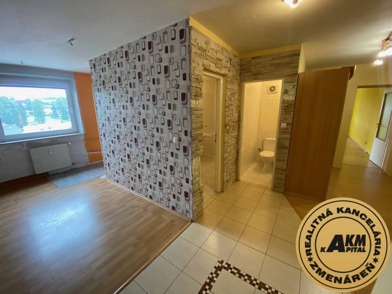 3 izbový byt na predaj,  80 m2, Zvolen - Podborová - Interiér 3-izbového bytu s parketami, dekoratívnou stenou a kúpeľňou.