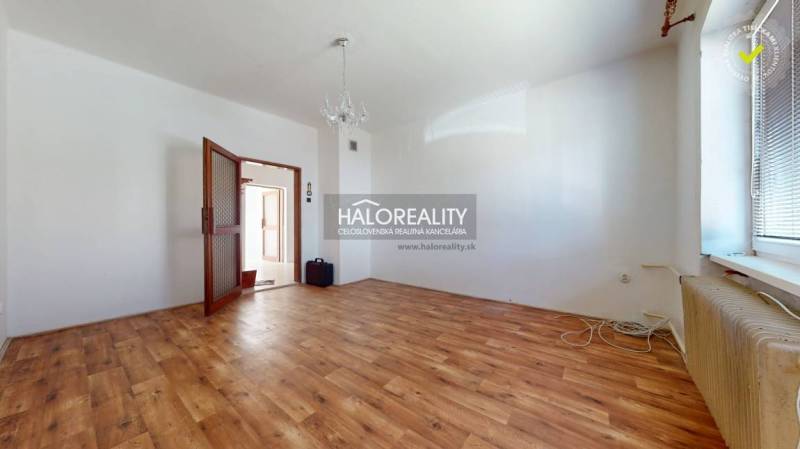 Predaj, rodinný dom Tisovec, Muránska - EXKLUZÍVNE H... - Priestranná izba s drevenou podlahou, lustrom a otvorenými dverami v rodinnom dome.
