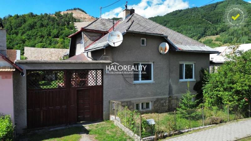 Predaj, rodinný dom Tisovec, Muránska - EXKLUZÍVNE H... - Rodinný dom v Tisovci, obklopený prírodou, s satelitnými anténami na streche.