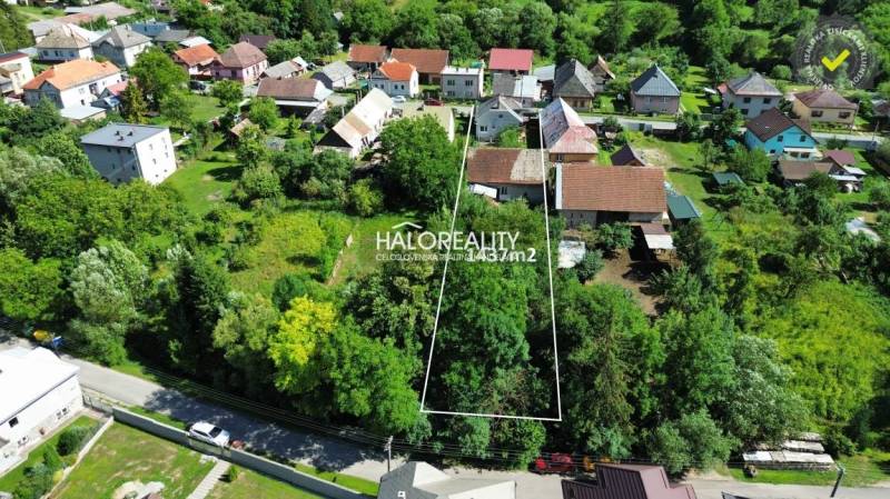 Predaj, rodinný dom Tisovec, Muránska - EXKLUZÍVNE H... - Letecký pohľad na zastavané územie v Tisovci s viditeľným rodinným domom a pozemkom.