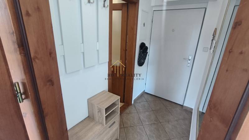 PREDAJ, 2-izbový byt s balkónom na Nábreží – len 1 km od centra - Predsieň 2-izbového bytu so vstavanou skriňou, dlažbou a dverami s imitáciou dreva.