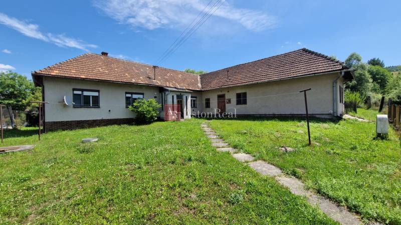 AstonReal: predaj rodinný dom v obci Mníšek nad Hnilcom - Rodinný dom v Mníšku nad Hnilcom s rozľahlou záhradou a satelitnou anténou.