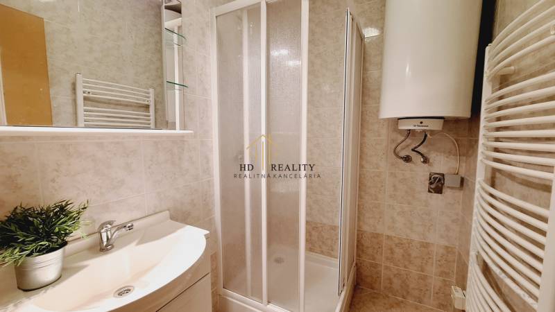 PREDAJ, Mezonetový apartmán v apartmánovom dome Horec, Donovaly - Kúpeľňa v 3-izbovom byte so sprchovým kútom a ohrievačom vody.