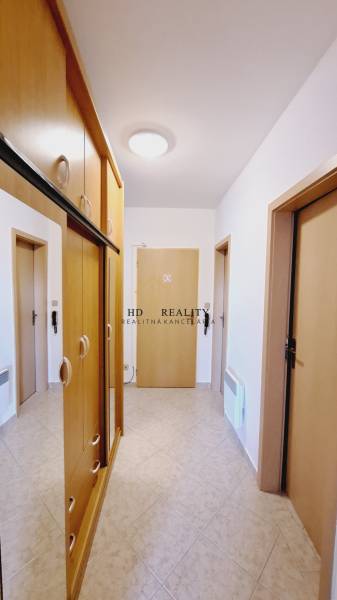 PREDAJ, Mezonetový apartmán v apartmánovom dome Horec, Donovaly - Predsieň v 3-izbovom byte s drevenými vstavanými skriňami a keramickou dlažbou.