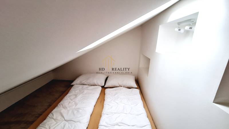 PREDAJ, Mezonetový apartmán v apartmánovom dome Horec, Donovaly - Spálňa v podkroví s jednoduchým lôžkom a strešným oknom v 3-izbovom byte.