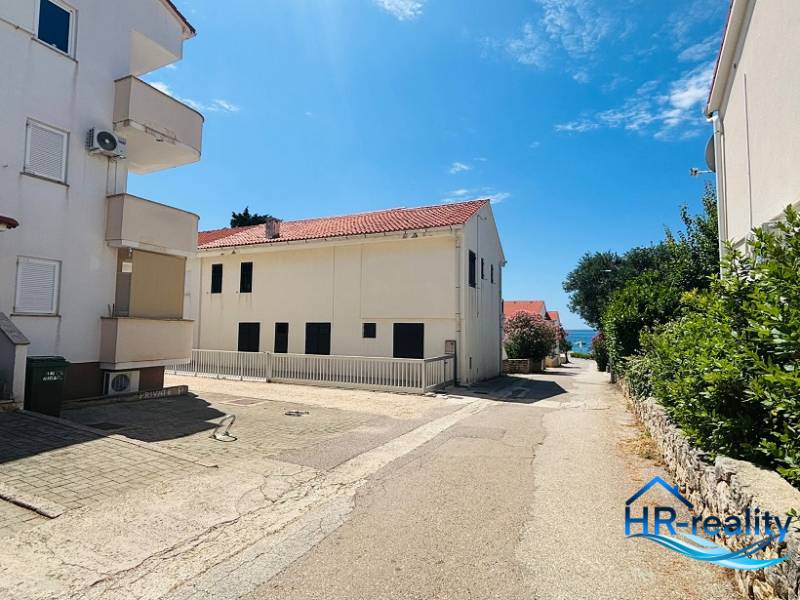 ☀NOVALJA (HR) -  2-izbový apartmán 45 m2 s terasou v 2.rade u mora - Pohľad na ulicu s budovami v Novalji, blízko mora, pred 2-izbovým bytom.