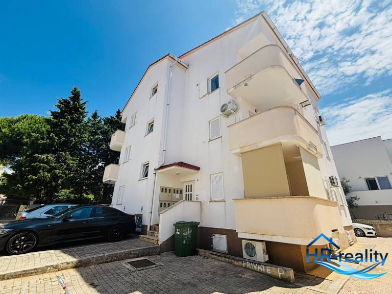 ☀NOVALJA (HR) -  2-izbový apartmán 45 m2 s terasou v 2.rade u mora - Exteriér budovy s parkoviskom a 2-izbovými bytmi v Novalji.