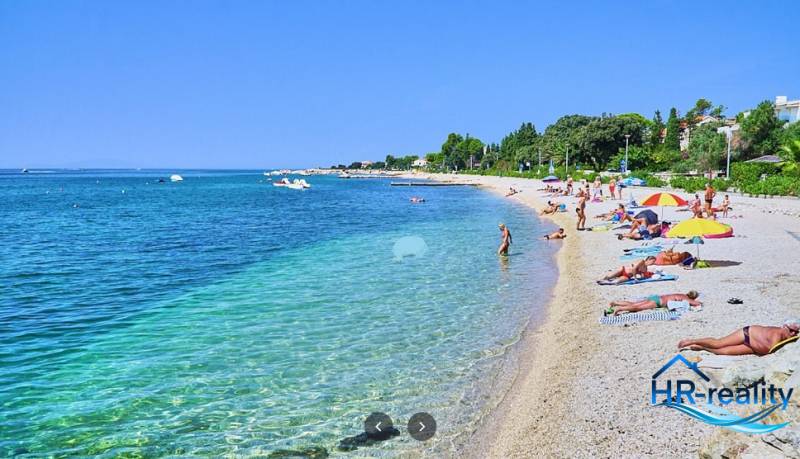 ☀NOVALJA (HR) -  2-izbový apartmán 45 m2 s terasou v 2.rade u mora - Pláž v Novalji s turistami relaxujúcimi pri mori.