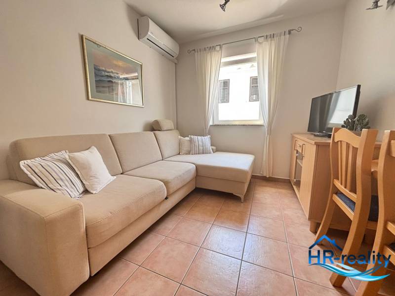 ☀NOVALJA (HR) -  2-izbový apartmán 45 m2 s terasou v 2.rade u mora - Obývačka s pohovkou, klimatizáciou, televízorom a jedálenským stolom v 2-izbovom byte.