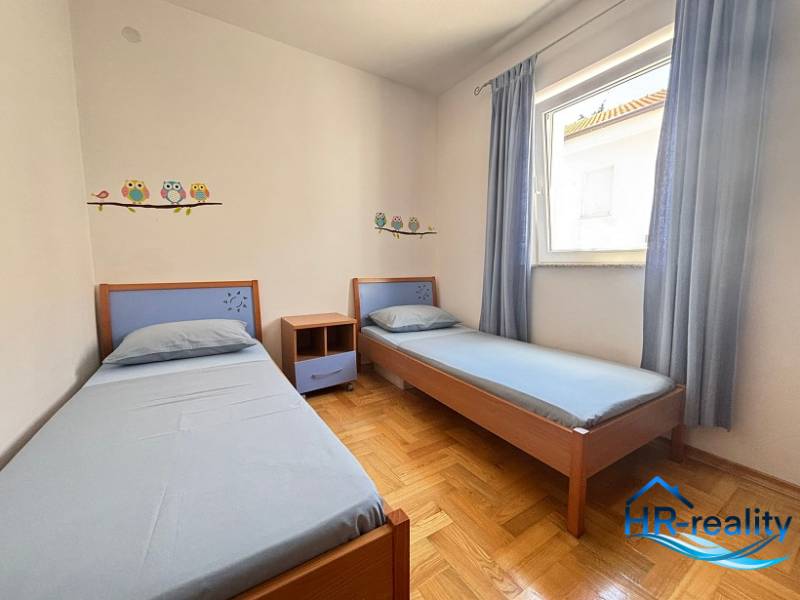 ☀NOVALJA (HR) -  2-izbový apartmán 45 m2 s terasou v 2.rade u mora - Detská izba s dvoma posteľami v 2-izbovom byte, vyzdobená nálepkami sov.