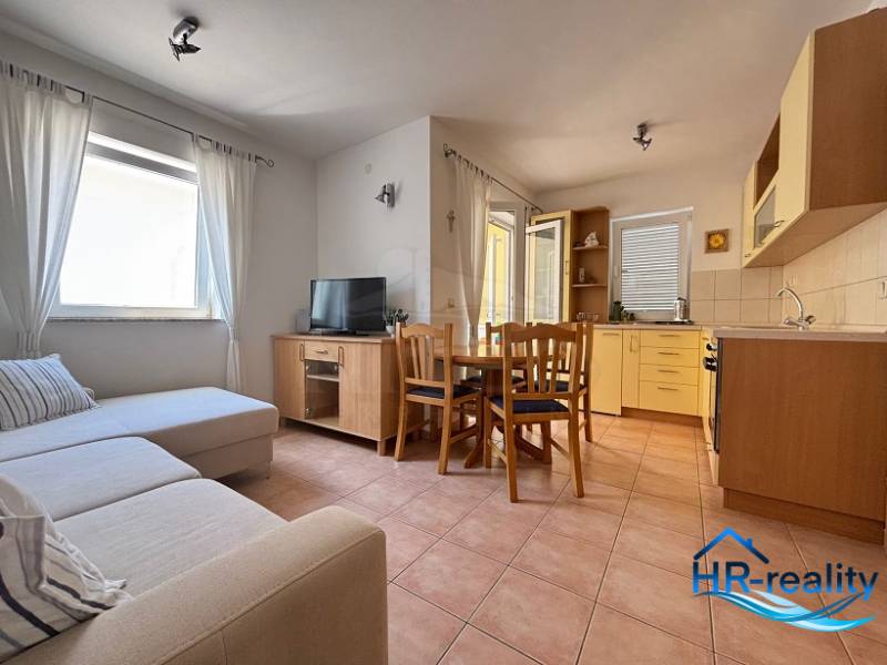☀NOVALJA (HR) -  2-izbový apartmán 45 m2 s terasou v 2.rade u mora - Kuchyňa a obývačka s pohovkou, jedálenský stôl, TV v 2-izbovom byte.