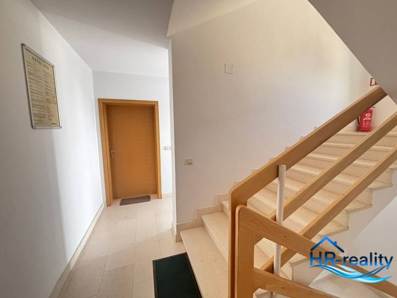 ☀NOVALJA (HR) -  2-izbový apartmán 45 m2 s terasou v 2.rade u mora - Chodba so schodiskom a dreveným zábradlím v 2-izbovom byte.