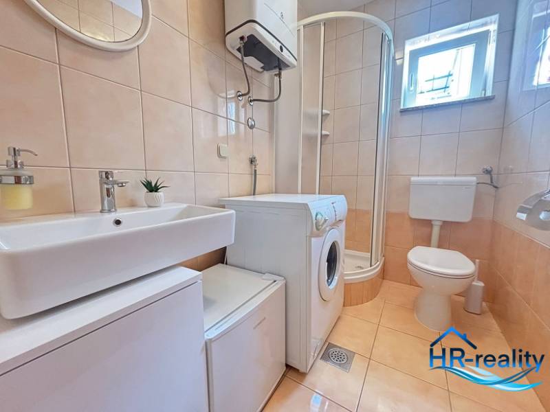☀NOVALJA (HR) -  2-izbový apartmán 45 m2 s terasou v 2.rade u mora - Kúpeľňa v 2-izbovom byte s práčkou, sprchovacím kútom a toaletou.