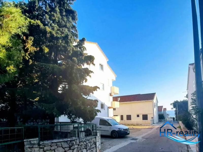 ☀NOVALJA (HR) -  2-izbový apartmán 45 m2 s terasou v 2.rade u mora - Pokojná ulica v Novalji s 2-izbovým bytom a výhľadom na more.