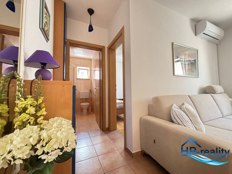 ☀NOVALJA (HR) -  2-izbový apartmán 45 m2 s terasou v 2.rade u mora - Svetlý 2-izbový byt s pohodlnou sedačkou a kúpeľňou s prístupom z chodby.