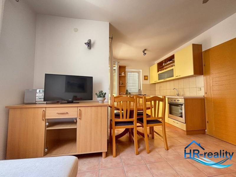 ☀NOVALJA (HR) -  2-izbový apartmán 45 m2 s terasou v 2.rade u mora - Kuchyňa s jedálenským kútom v 2-izbovom byte, zariadená dreveným nábytkom a spotrebičmi.
