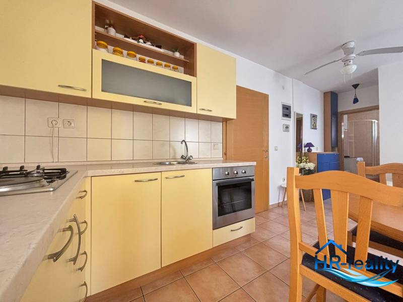☀NOVALJA (HR) -  2-izbový apartmán 45 m2 s terasou v 2.rade u mora - Kuchyňa v 2-izbovom byte s dreveným nábytkom a vstavanými spotrebičmi.