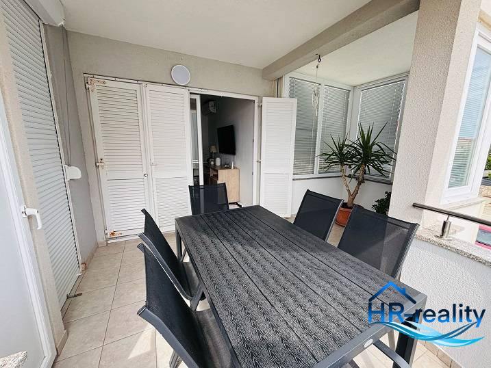 ☀NOVALJA (HR) - 3-izbový moderne zariadený apartmán, blízko pláže  - Terasa v 3-izbovom byte s výhľadom, stôl, stoličky a rastliny v kvetináčoch.