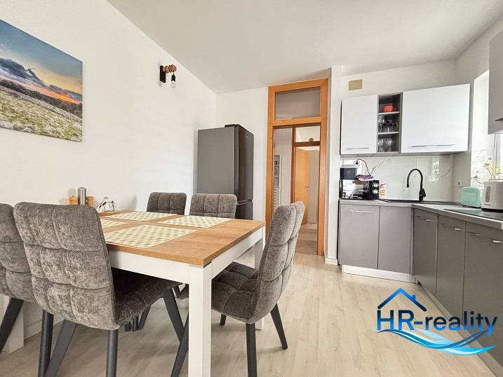 ☀NOVALJA (HR) - 3-izbový moderne zariadený apartmán, blízko pláže  - Jedálenský kút s kuchyňou v 3-izbovom byte s jedálenským stolom.