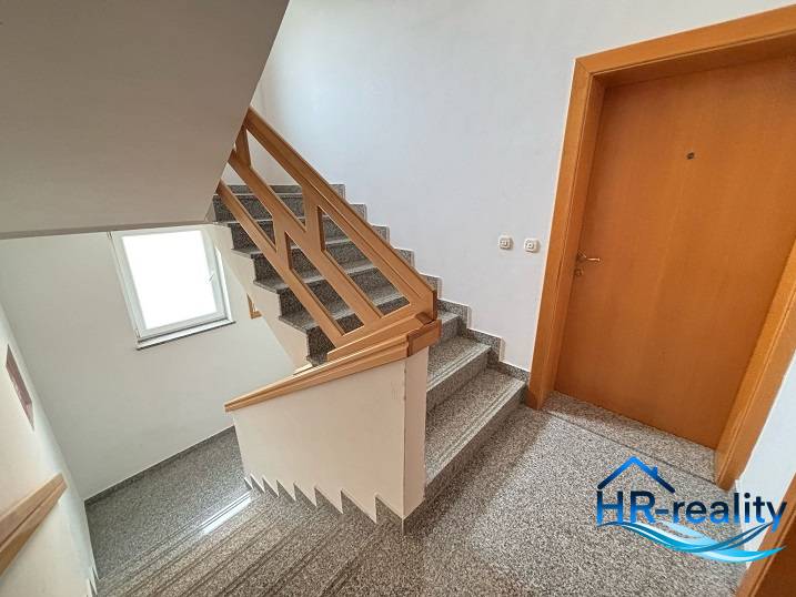 ☀NOVALJA (HR) - 3-izbový moderne zariadený apartmán, blízko pláže  - Schodisko s dreveným zábradlím v 3-izbovom byte, hr-reality, kvalitné prevedenie.