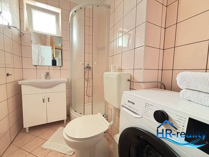 ☀NOVALJA (HR) - 3-izbový moderne zariadený apartmán, blízko pláže  - Kúpeľňa v 3-izbovom byte s toaletou, sprchou a práčkou.