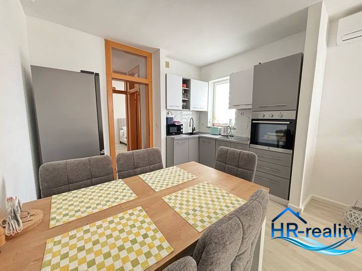 ☀NOVALJA (HR) - 3-izbový moderne zariadený apartmán, blízko pláže  - Kuchyňa v 3-izbovom byte s jedálenským stolom a moderným vybavením.
