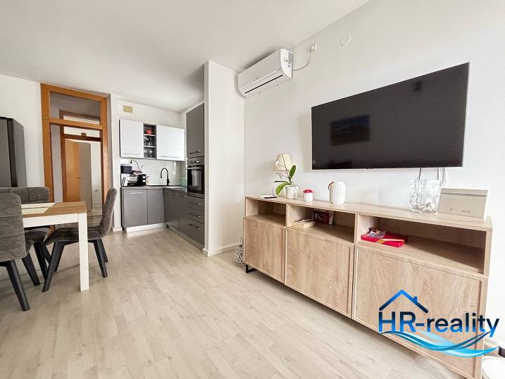 ☀NOVALJA (HR) - 3-izbový moderne zariadený apartmán, blízko pláže  - Obývacia izba v 3-izbovom byte s kuchyňou a jedálenským stolom.