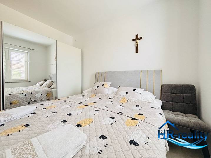 ☀NOVALJA (HR) - 3-izbový moderne zariadený apartmán, blízko pláže  - Svetlá spálňa so zrkadlovou skriňou, posteľou a kreslom v 3-izbovom byte.