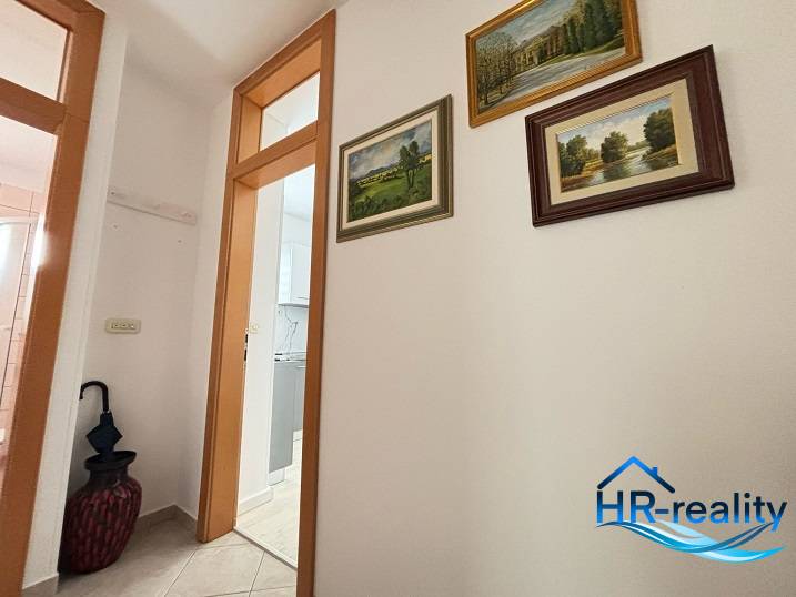 ☀NOVALJA (HR) - 3-izbový moderne zariadený apartmán, blízko pláže  - Chodba 3-izbového bytu s obrazmi na stene a dverami do kúpeľne.