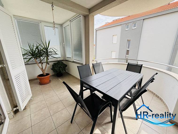 ☀NOVALJA (HR) - 3-izbový moderne zariadený apartmán, blízko pláže  - Balkón 3-izbového bytu v Novalji, s kvetmi a záhradným nábytkom na dlažbe.