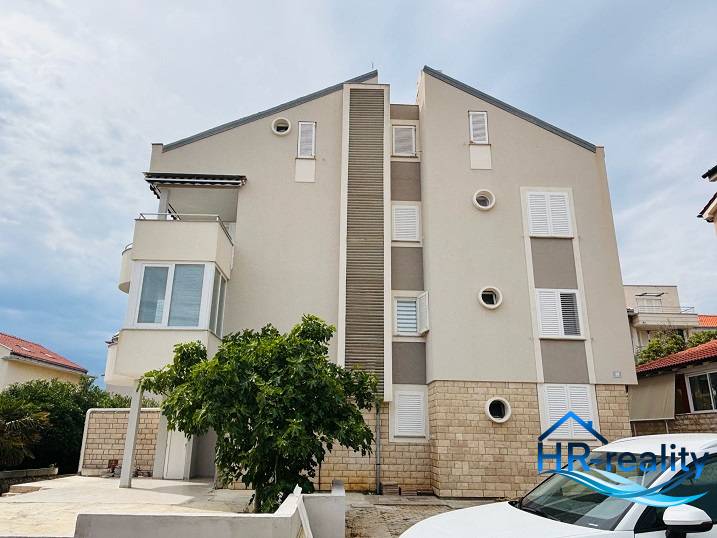 ☀NOVALJA (HR) - 3-izbový moderne zariadený apartmán, blízko pláže  - Exteriér budovy v Novalji s 3-izbovým bytom, biele okenice a balkón.