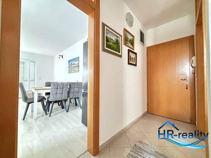 ☀NOVALJA (HR) - 3-izbový moderne zariadený apartmán, blízko pláže  - Interiér 3-izbového bytu s jedálňou a vstupnou chodbou.