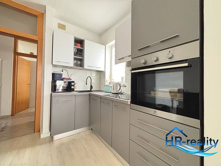 ☀NOVALJA (HR) - 3-izbový moderne zariadený apartmán, blízko pláže  - Kuchyňa v 3-izbovom byte s moderným spotrebičom a sivými skrinkami.