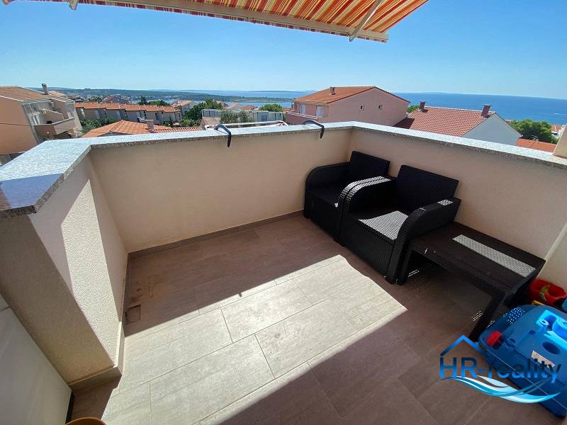 ☀NOVALJA (HR) - apartmán s pekným výhľadom na more  - Dvojizbový byt v Novalji, terasa s výhľadom na more, dve kreslá, stolík.