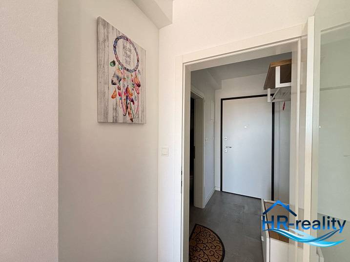 ☀NOVALJA (HR) - apartmán s pekným výhľadom na more  - Vstupná chodba v 2-izbovom byte s obrazom lapača snov na stene.