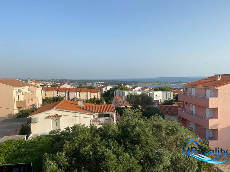 ☀NOVALJA (HR) - apartmán s pekným výhľadom na more  - Výhľad z 2-izbového bytu v Novalji na more a okolité strechy.
