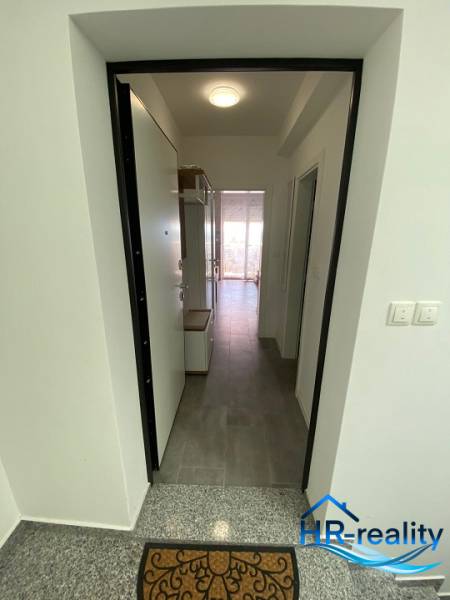 ☀NOVALJA (HR) - apartmán s pekným výhľadom na more  - Vstupná chodba 2-izbového bytu, s dlažbou a osvetlením.