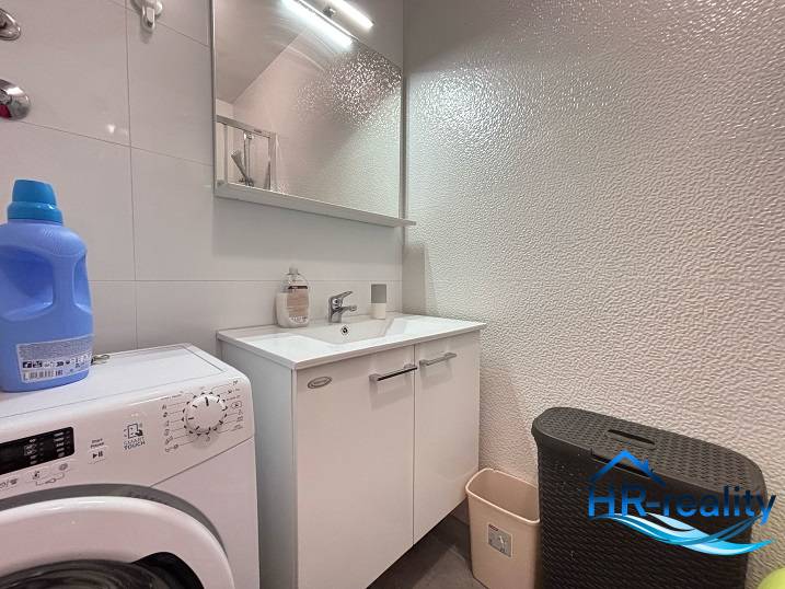 ☀NOVALJA (HR) - apartmán s pekným výhľadom na more  - Kúpeľňa v 2-izbovom byte s práčkou, umývadlom a úložným priestorom.