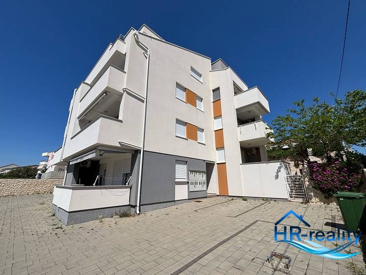 ☀NOVALJA (HR) - apartmán s pekným výhľadom na more  - Bytový dom s 2-izbovými bytmi v meste Novalja, s priestranným parkovaním.