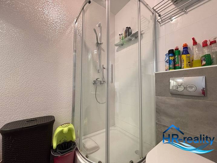 ☀NOVALJA (HR) - apartmán s pekným výhľadom na more  - Kúpeľňa v 2-izbovom byte s rohovým sprchovým kútom a policou na čistiace prostriedky.