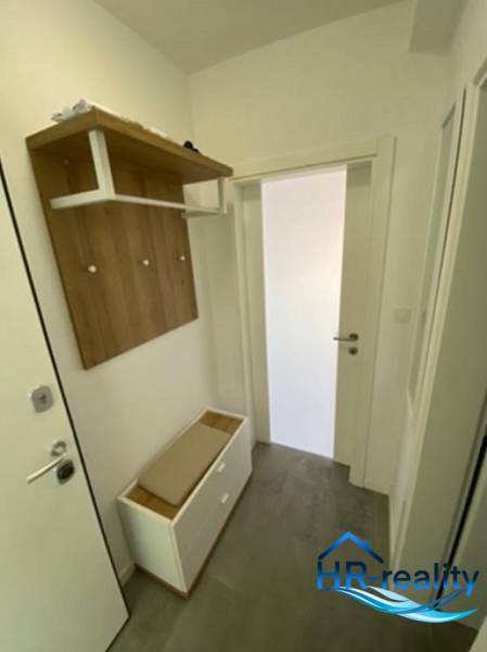 ☀NOVALJA (HR) - apartmán s pekným výhľadom na more  - Chodba 2-izbového bytu s vešiakom, botníkom a bielymi stenami.
