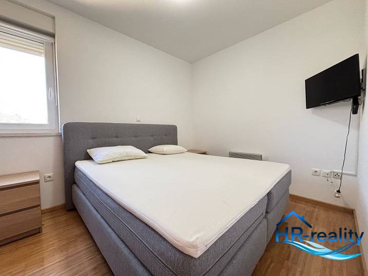 ☀NOVALJA (HR) - apartmán s pekným výhľadom na more  - Spálňa s manželskou posteľou, televízorom a nočnými stolíkmi v 2-izbovom byte.