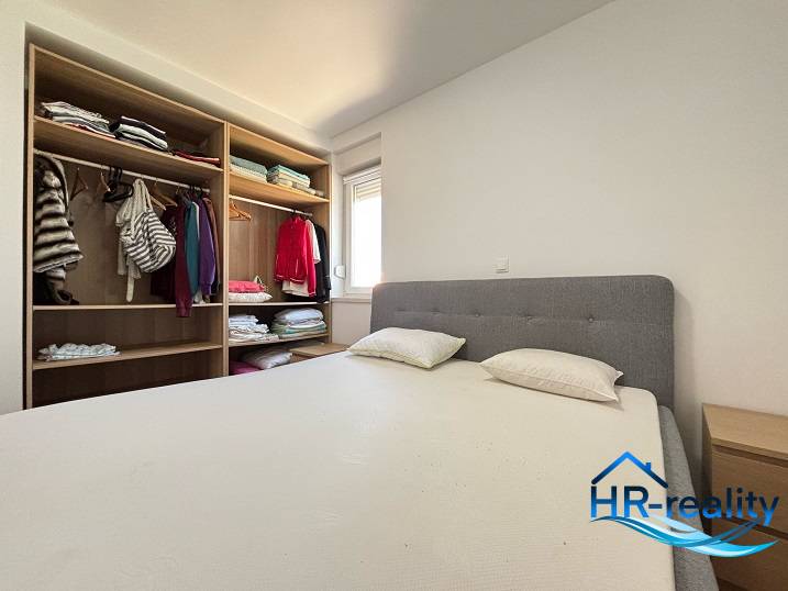 ☀NOVALJA (HR) - apartmán s pekným výhľadom na more  - Spálňa s manželskou posteľou a šatníkom v 2-izbovom byte.